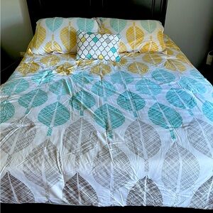 Queen Comforter w shams & pillow! Like New, Changed Room Colors.